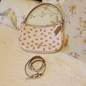 💗💗💗💗Coach Floral Print Letter Sttn Cream/Gold